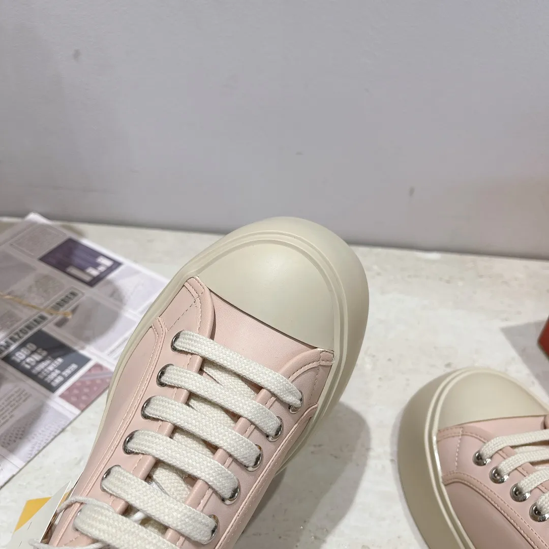 👟👟Ex-factory price 480👟👟Marni classic Mona fat-toe thick-soled shoes [Rose] Latest colorful double-cover packaging [Rose] Mainly recommended single product Cute and cute one, cute and fashionable taste, very good-looking on the feet ❗ Tired of regular white shoes, a pair of these thick-soled big-toe shoes can satisfy daily wear and full of street style. ————————- Upper: cowhide lining: crystal sheepskin. Outsole: The correct version of the outsole! The color is beige, not completely white. The bottom is 5cm thick. Number of yards: 35-39 (34.40 yards are custom-made and cannot be returned or exchanged)